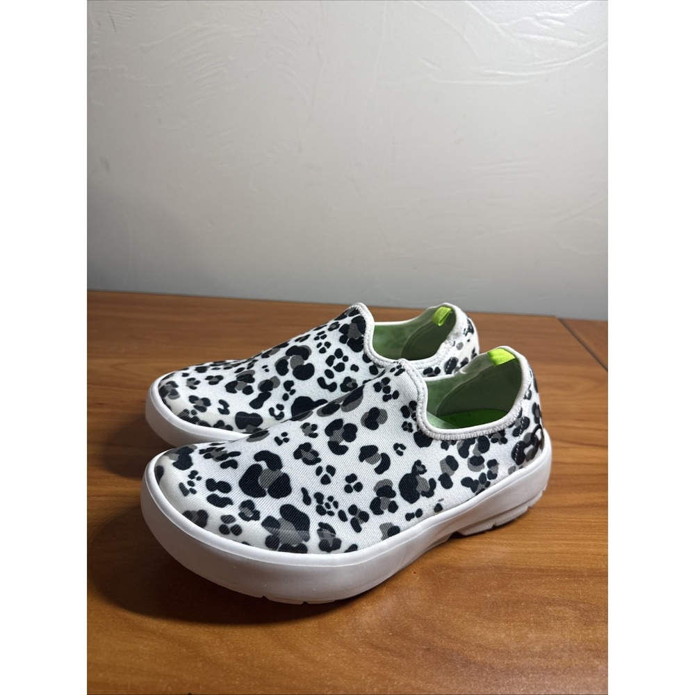 OOfos Womens OOmg Eezee Low Recovery Shoes Size 6 White Black Cheetah Slip On